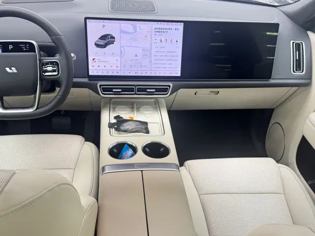 Li Auto L8 — Фото автомобиля 11