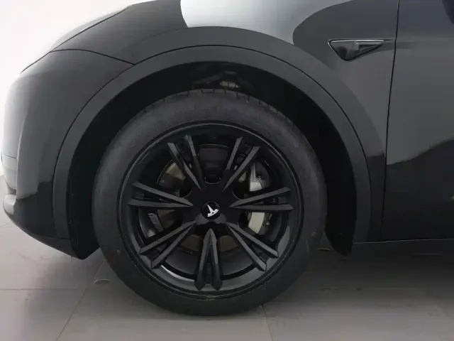 Tesla Model Y — Фото автомобиля 17