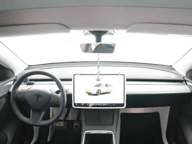 Tesla Model Y — Фото автомобиля 13