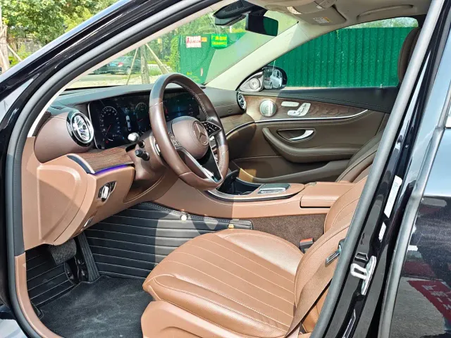 Mercedes-Benz E-Class — Фото автомобиля 4
