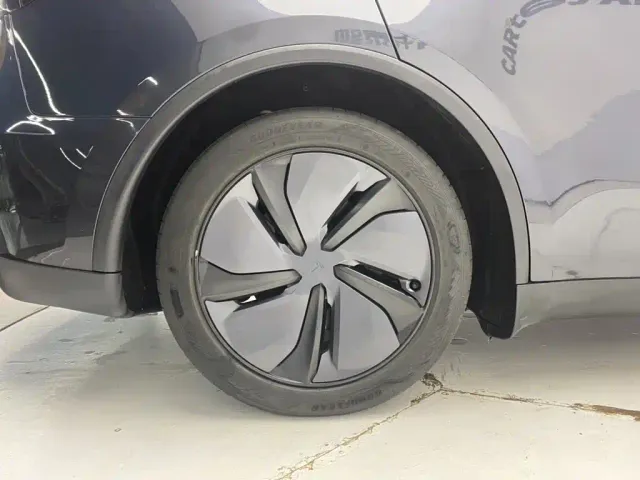 Tesla Model Y — Фото автомобиля 11