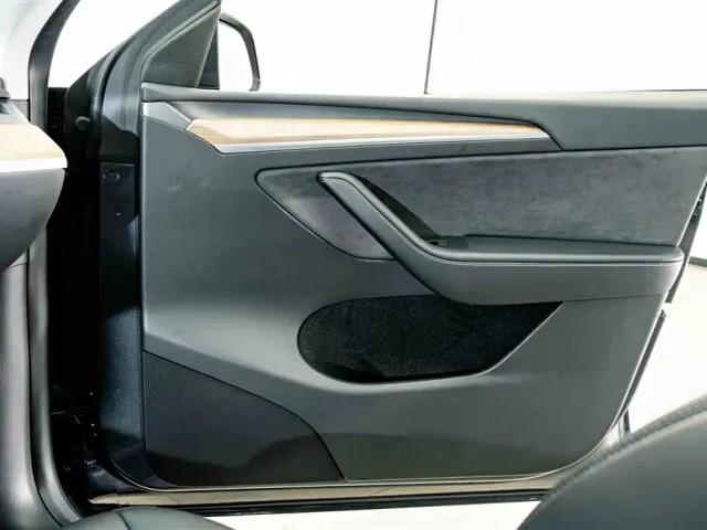 Tesla Model Y — Фото автомобиля 16