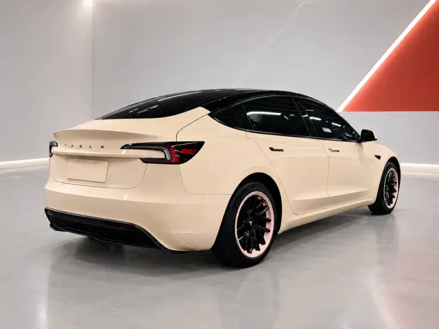 Tesla Model 3 — Фото автомобиля 6