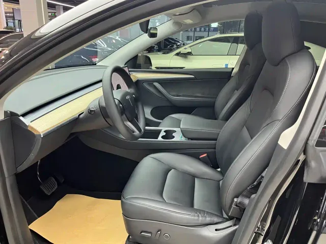 Tesla Model Y — Фото автомобиля 9