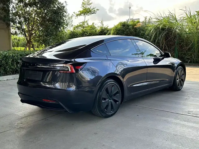 Tesla Model 3 — Фото автомобиля 4