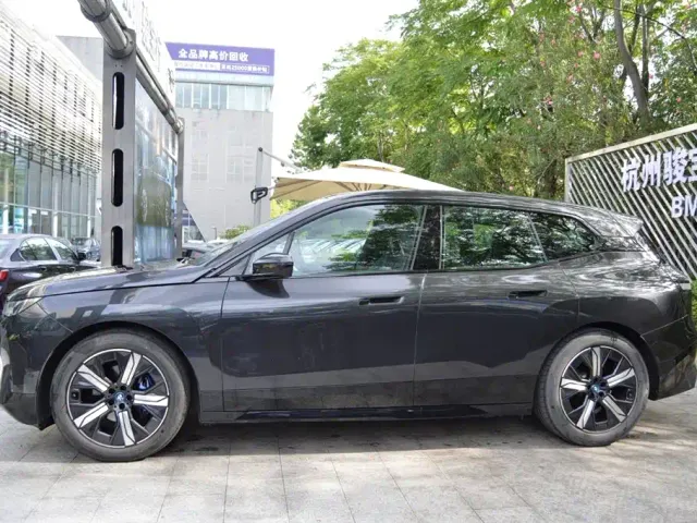 BMW iX — Фото автомобиля 3