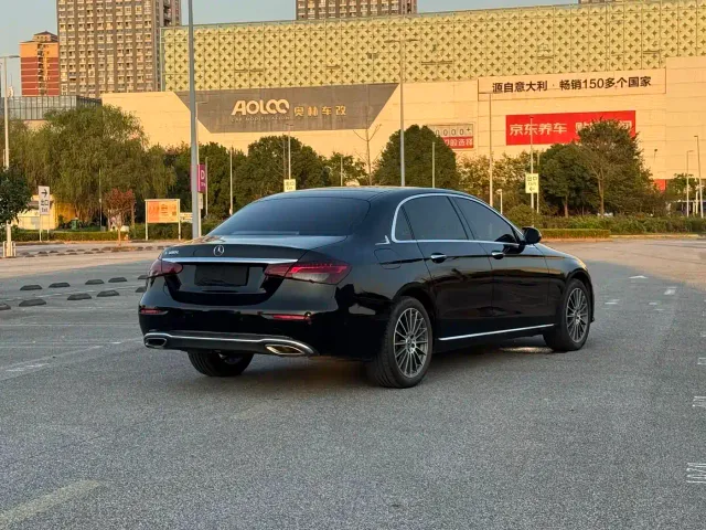 Mercedes-Benz E-Class — Фото автомобиля 4