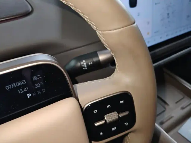 Li Auto i8 — Фото автомобиля 13