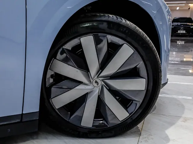 Li Auto Li i8 2025 Standard Edition — Фото автомобиля 14