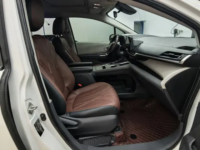 Toyota Sienna — Фото автомобиля 5