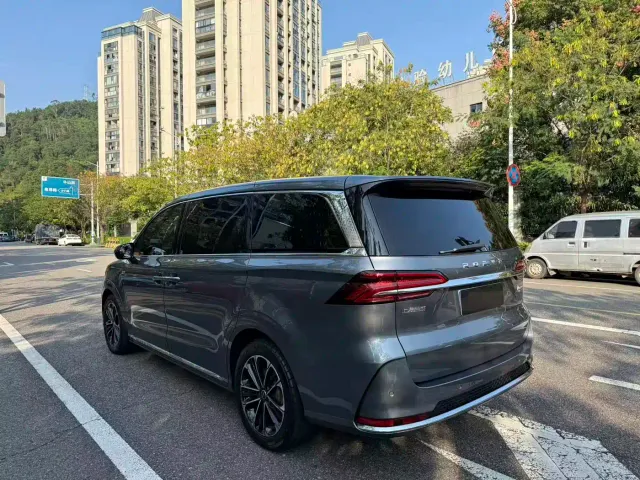Roewe iMAX8 — Фото автомобиля 4