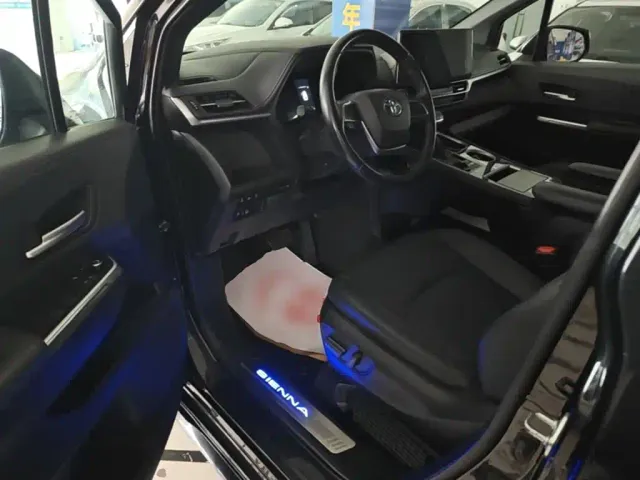 Toyota Sienna — Фото автомобиля 14