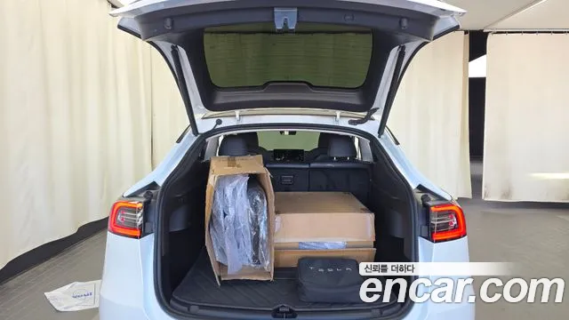 Tesla Model Y — Фото автомобиля 26