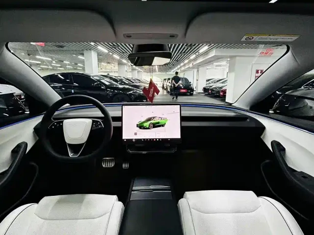 Tesla Model 3 — Фото автомобиля 8