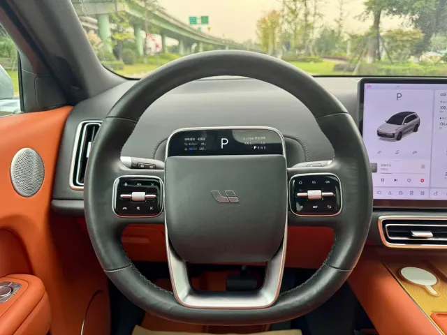 Li Auto L8 — Фото автомобиля 4