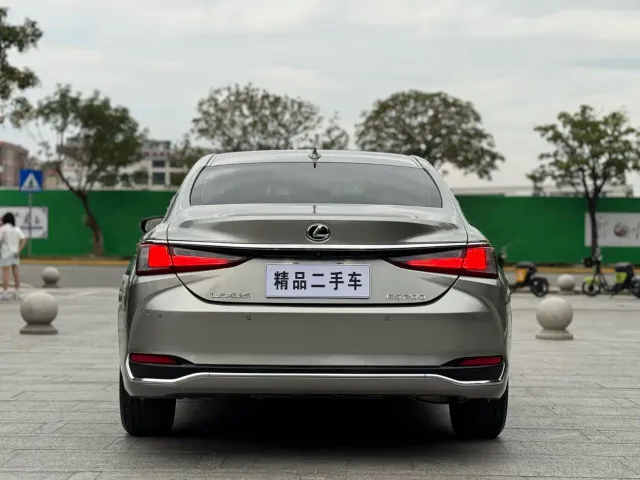 Lexus ES — Фото автомобиля 7