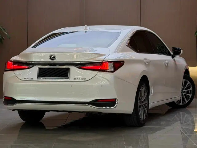 Lexus ES — Фото автомобиля 16