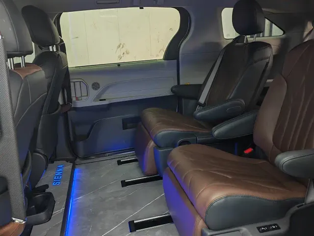 Toyota Sienna — Фото автомобиля 12
