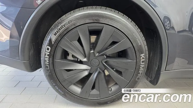 Tesla Model Y — Фото автомобиля 5