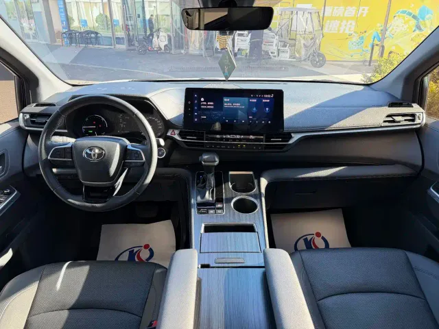 Toyota Sienna — Фото автомобиля 10
