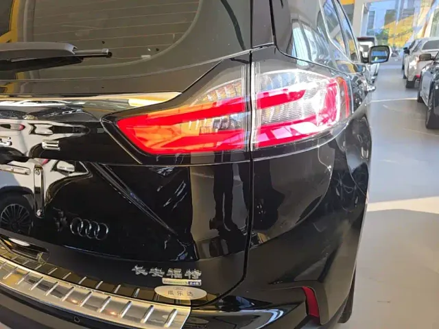 Ford Edge — Фото автомобиля 7