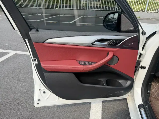 BMW iX3 — Фото автомобиля 11