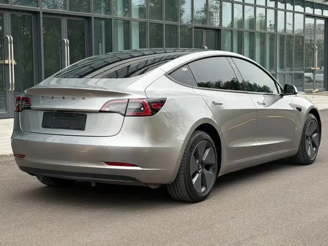 Tesla Model 3 — Фото автомобиля 5