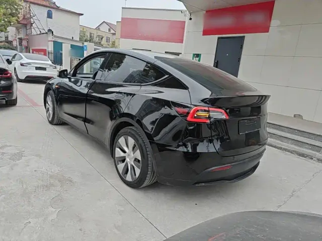 Tesla Model Y — Фото автомобиля 4
