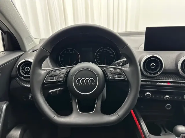 Audi Q2L — Фото автомобиля 10