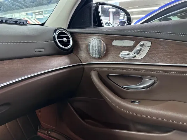Mercedes-Benz E-Class — Фото автомобиля 8