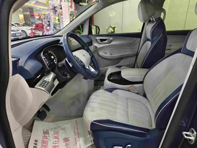 Roewe iMAX8 — Фото автомобиля 4