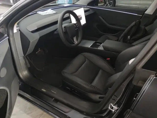 Tesla Model 3 — Фото автомобиля 15