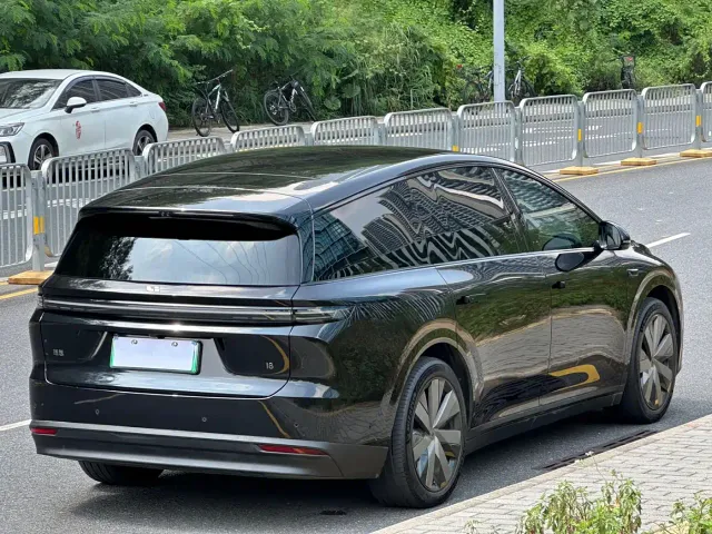 Li Auto i8 — Фото автомобиля 15