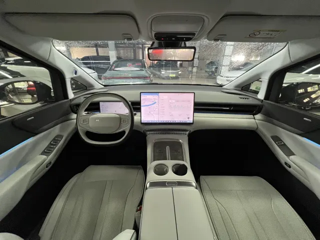 Xpeng X9 — Фото автомобиля 12