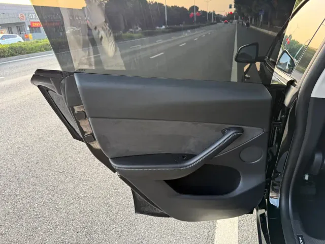Tesla Model Y — Фото автомобиля 12