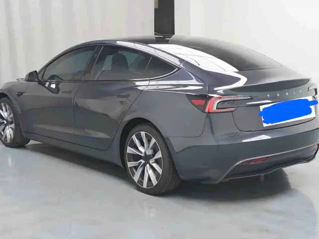 Tesla Model 3 — Фото автомобиля 9