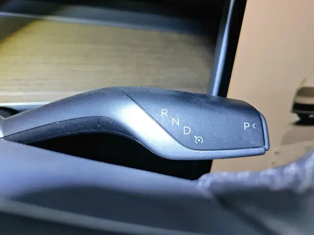 Tesla Model Y — Фото автомобиля 16