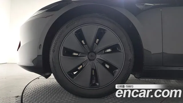 Tesla Model 3 — Фото автомобиля 5