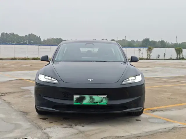 Tesla Model 3 — Фото автомобиля 2