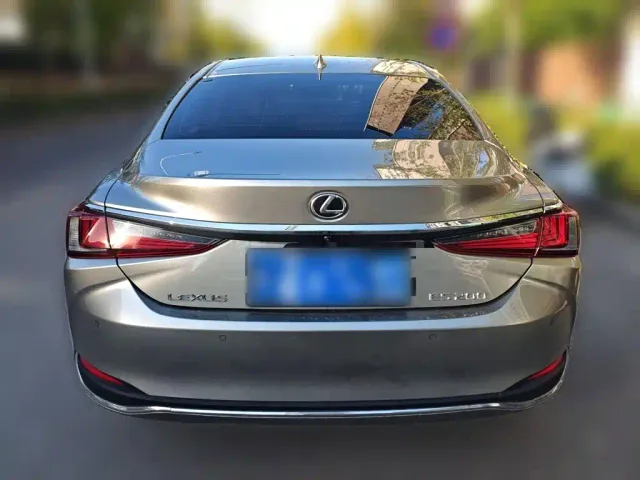 Lexus ES — Фото автомобиля 3