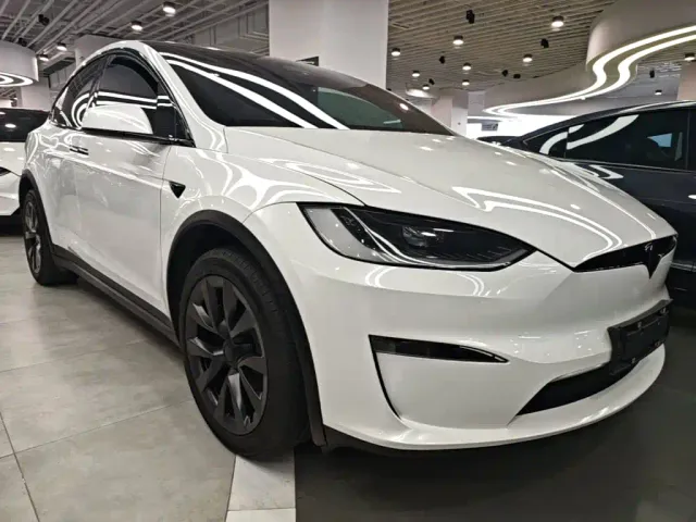 Tesla Model X — Фото автомобиля 3