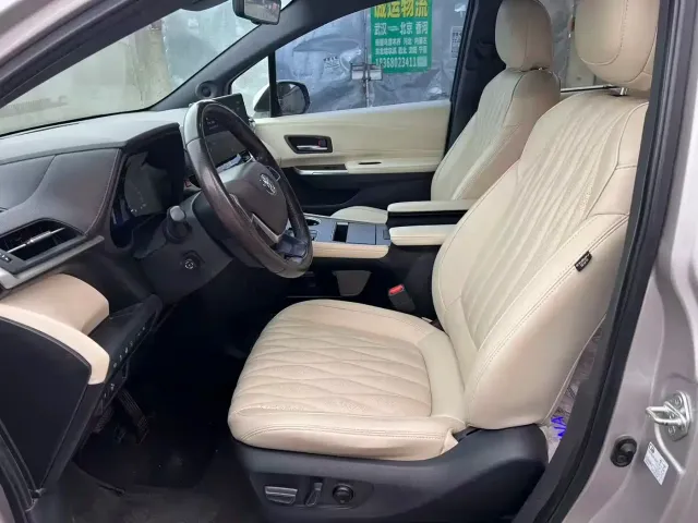 Toyota Sienna — Фото автомобиля 6