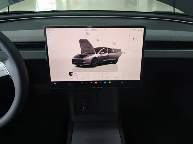 Tesla Model 3 — Фото автомобиля 12
