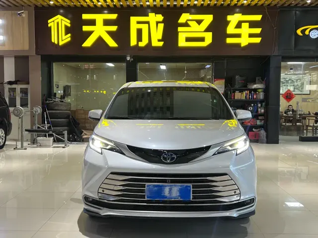 Toyota Sienna — Фото автомобиля 2