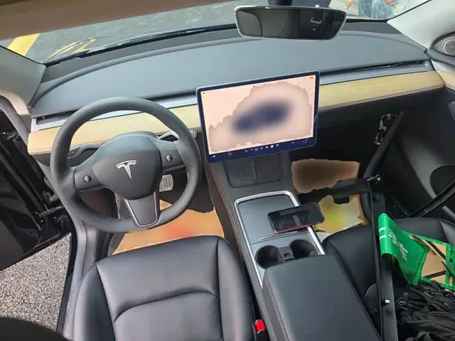 Tesla Model Y — Фото автомобиля 9