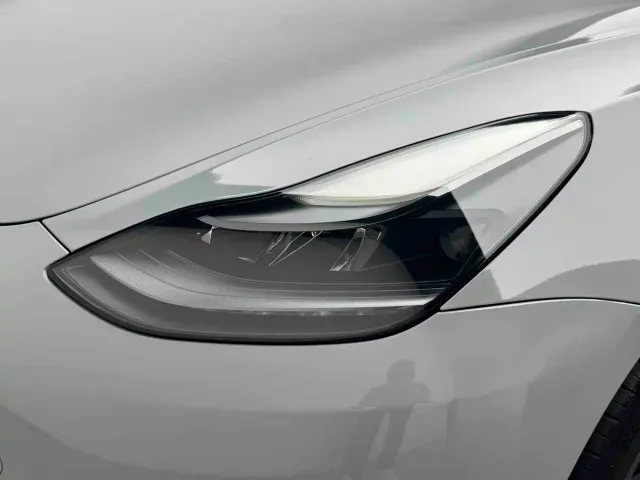 Tesla Model 3 — Фото автомобиля 11