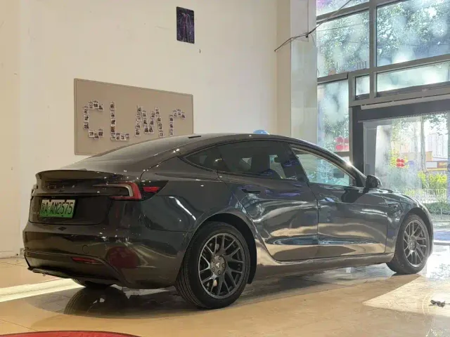 Tesla Model 3 — Фото автомобиля 7