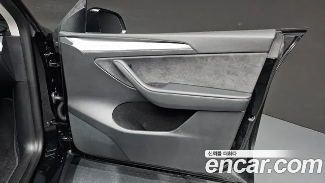 Tesla Model Y — Фото автомобиля 13