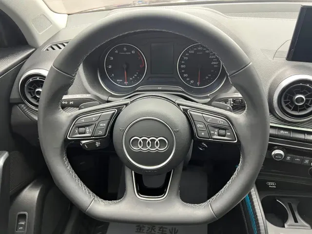 Audi Q2L — Фото автомобиля 11