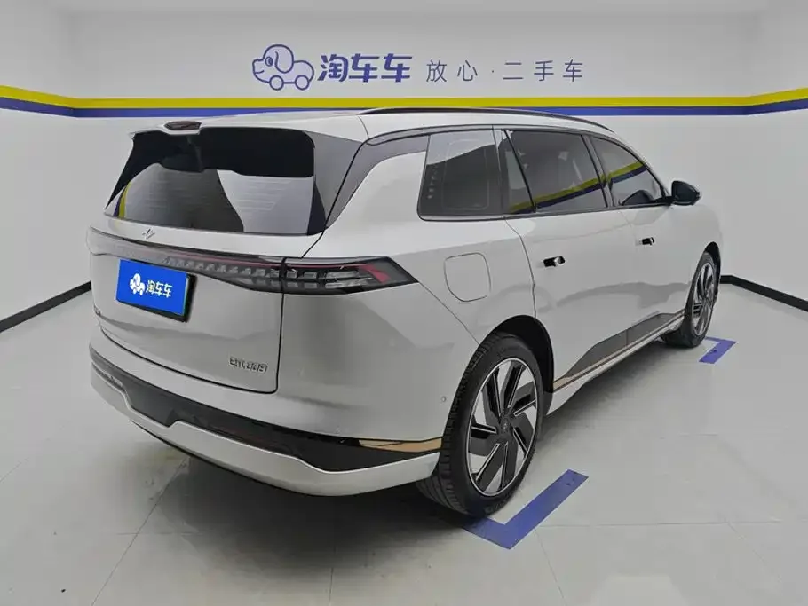 Dongfeng Yipai eπ008 2024 636Max Pure Electric 6-Seater — Фото автомобиля 3
